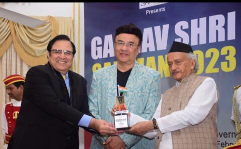 Dr. Arun Mehra receiving Bharat Shri Awards 2023 from Shri Bhagat Singh Koshyari